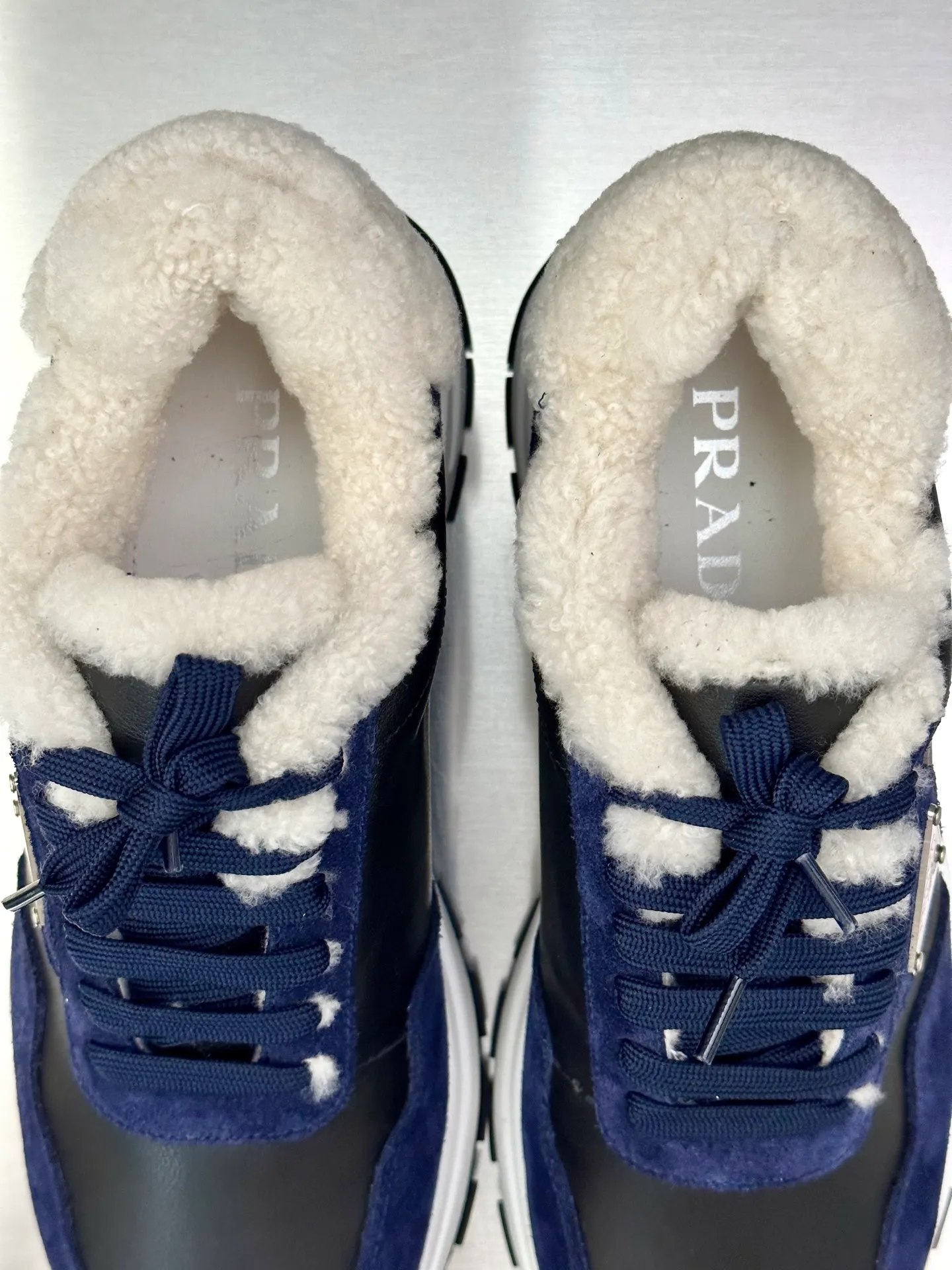💰780 Prada/Prada men's new wool sneakers. This sneaker presents a modern version, reinterpreting the brand's archive style with clean lines and smooth details. The shoes are made of calf leather and technical fabric, with a triangular metal logo on the outside, bright TPU decoration on the heel, and a longer and padded inner heel design for a more comfortable fit. The tongue is decorated with a silk-screen logo, and is paired with a hollow rubber sole on the heel. The full cowhide lining comes standard with logo cowhide foot pads, making the upper foot taller, more comfortable, and versatile! Comes with full original packaging! Size: 39-40-41-42-43-44 standard leather shoe size (45 can be customized and does not support returns)